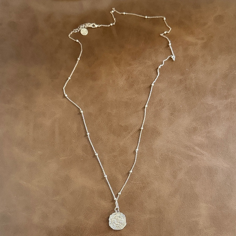 Elegant Gold Pendant Necklace
